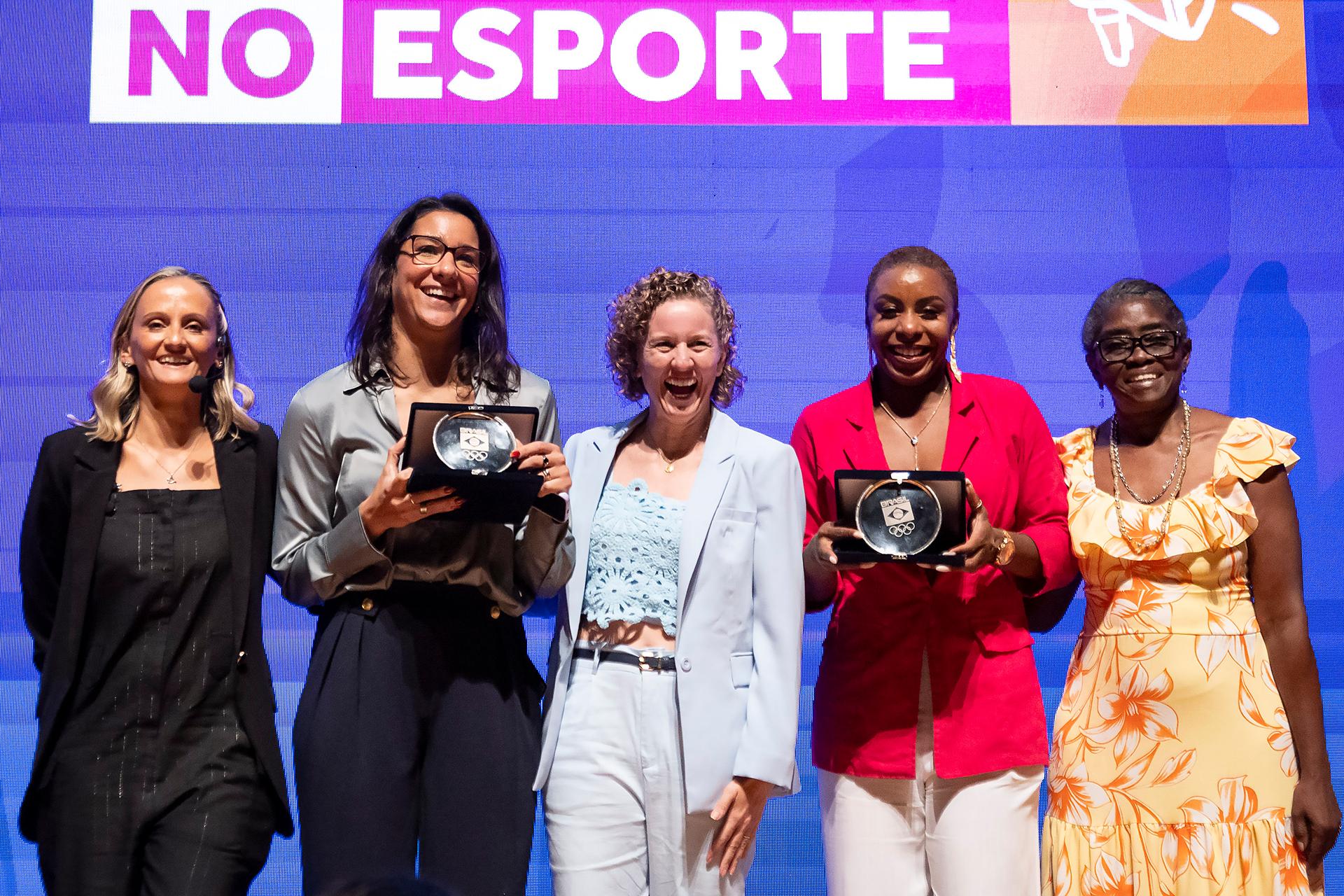 Fabi Alvim, Joanna Maranhão, Yane Marques, vice-presidente do COB, Rosângela Santos e Maria Emilia, filha de Melânia Luz no II Fórum Mulher no Esporte (Grazie Batista/COB)